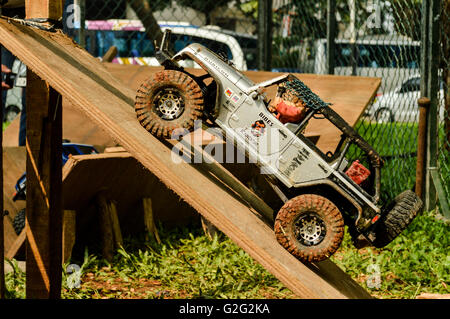 RC Jeep bewegt sich in der off-Road bei automotive Event Tumplek Blek 2016, Jakarta, Indonesien Stockfoto