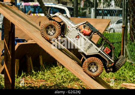 RC Jeep bewegt sich in der off-Road bei automotive Event Tumplek Blek 2016, Jakarta, Indonesien Stockfoto