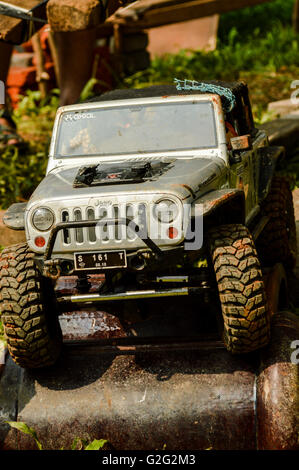 RC Jeep bewegt sich in der off-Road bei automotive Event Tumplek Blek 2016, Jakarta, Indonesien Stockfoto