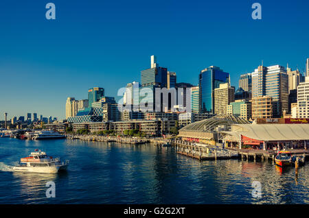 Sydney, Australien - 14. September 2012: Schöne Darling Harbor Skyline mit Booten bei Sonnenuntergang. Stockfoto