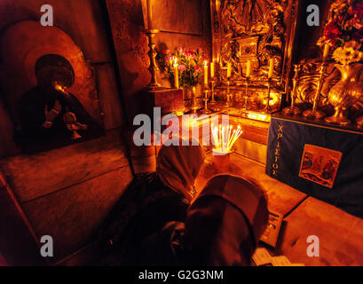 JERUSALEM, ISRAEL - 17. Februar 2013: Pilger beten in Ädikula in der Kirche des Heiligen Grabes Stockfoto