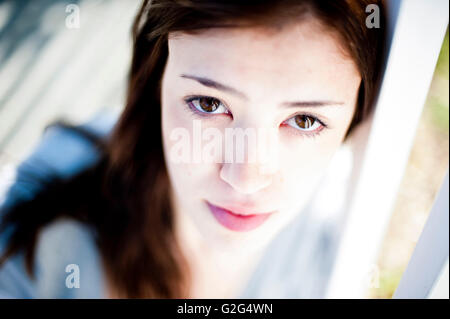 Junge Frau mit langen braunen Haaren nach oben, Nahaufnahme Stockfoto
