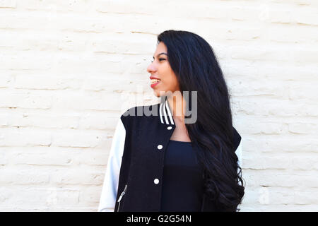 Portrait von junge Latin-Frau im Freien. Trendy und städtische Kleidung. Stockfoto