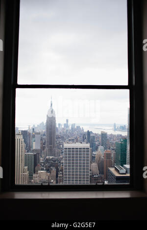 Empire State Bui angesehen durch Fenster, New York City, USA Stockfoto