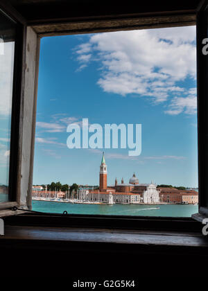 San Giorgio Maggiore Insel: Blick aus dem Fenster im Dogenpalast in Venedig, Italien Stockfoto