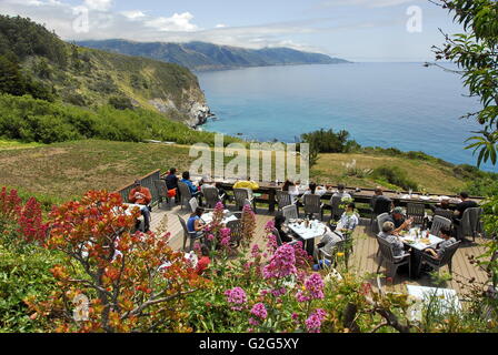 Touristen auf dem Deck Lucia Lodge in Lucia an der Küste von Big Sur in Kalifornien Zentralküste entlang der California State Route 1 Essen Stockfoto