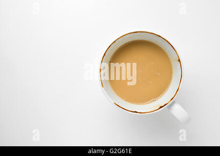halb Kaffee in Tasse isoliert auf weiss Stockfoto