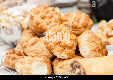 hausgemachte braun leckere Brötchen auf Platte Stockfoto