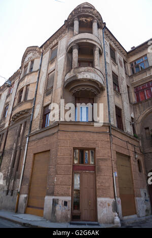 Alte europäische Eckgebäude in Rumänien mit hellem Tageslicht Stockfoto