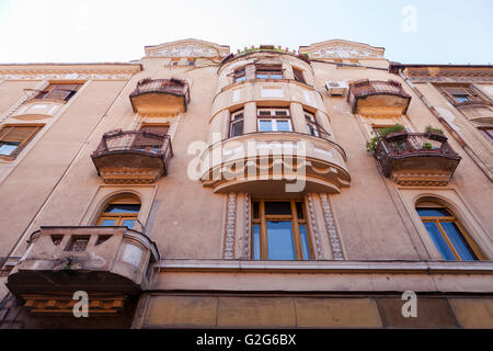 Alten europäischen Stil Gebäude mit Balkon in Rumänien Stockfoto