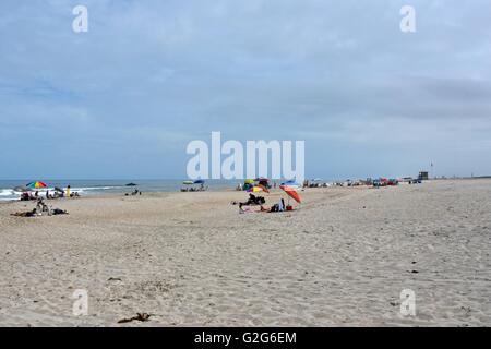 Touristen genießen ihre Zeit am Strand Assateague Island in Maryland Stockfoto