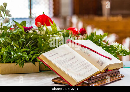 Evangelium-Buch auf dem Altar geöffnet Stockfoto