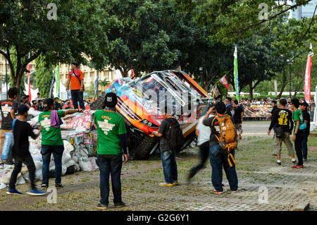 Menschen nehmen Foto Gajah Monster schlüpfen wenn neben Auto in automotive Event Tumplek Blek, Jakarta, Indonesien Stockfoto