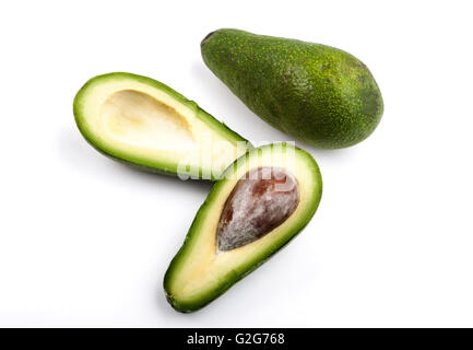 Zwei geschnittene Avocado ein in zwei Hälften isoliert auf weißem Hintergrund Stockfoto