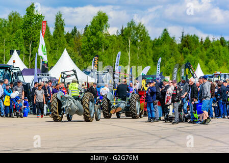 Emmaboda, Schweden - 14. Mai 2016: Wald und Traktor (Skog Och Traktor) fair. Klassische Oldtimer Traktoren auf der Parade. Interessierte Krähe Stockfoto