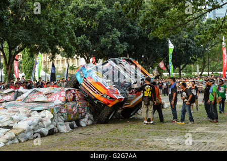 Menschen nehmen Foto Gajah Monster schlüpfen wenn neben Auto in automotive Event Tumplek Blek, Jakarta, Indonesien Stockfoto