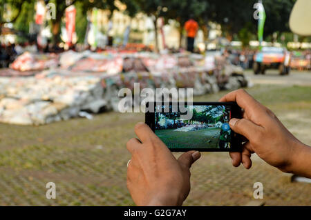 Menschen nehmen Foto Gajah Monster schlüpfen wenn neben Auto in automotive Event Tumplek Blek, Jakarta, Indonesien Stockfoto