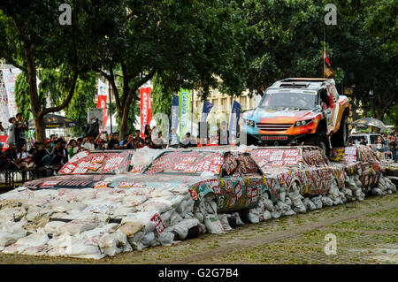 Monster-Suv namens Gajah Monster Jump über Mietwagen in automotive Event Tumplek Blek, Jakarta, Indonesien Stockfoto