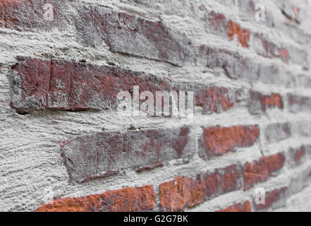 Alten roten Backsteinmauer mit weißem Beton. Selektiven Fokus auf die Details. Stockfoto