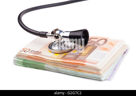 Schwarz Stethoskop auf Haufen von Euro-Banknoten Closeup isoliert auf weißem Hintergrund Stockfoto