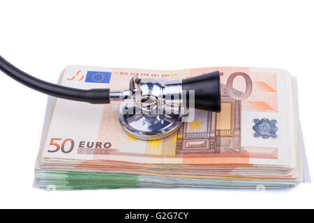 Schwarz Stethoskop auf Haufen von Euro-Banknoten Closeup isoliert auf weißem Hintergrund Stockfoto