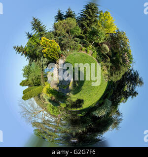 Mini-Planet der schöne Frühling Garten-Design, Nadelbaum Bäume, grüne Gras. Schöne kleine Planeten mit Frühling Garten, ecol Stockfoto