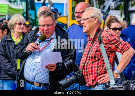 Emmaboda, Schweden - 14. Mai 2016: Wald und Traktor (Skog Och Traktor) fair. Fotograf und Lautsprecher mit Mikrofon sprechen ab Stockfoto