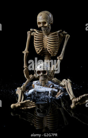 Schädel mit einer Zigarette Rauch Zigarette werden dich töten Stockfoto