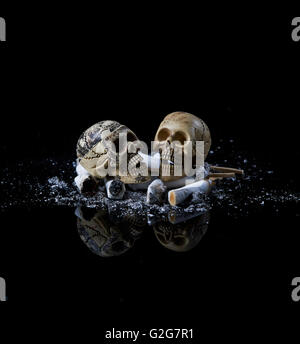 Schädel mit einer Zigarette Rauch Zigarette werden dich töten Stockfoto