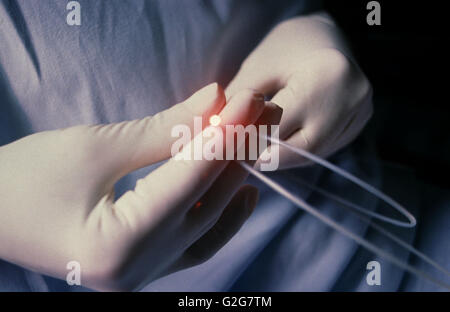 Eine Krankenschwester hält einen chirurgische Laser zur Behandlung von Darmkrebs im Krankenhaus Harlaching, Gauting, Deutschland. Stockfoto