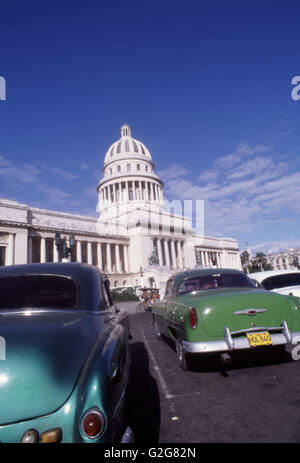 American Classic Cars (1953 Chevrolet Bel Air in grün, Pontiac in türkis) vor dem Gebäude der Hauptstadt in Havanna, Kuba Stockfoto