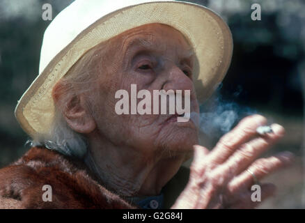 Eine 99 Jahre alte Frau Rauchen einer Zigarette (Pall Mall ohne Filter) Stockfoto