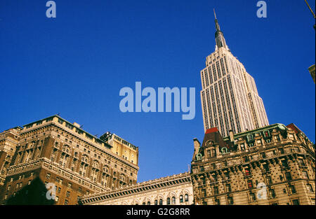 USA - New York. Empire State Building betrachtet von Herald Square. Diese kulturelle Ikone wurde von William F. Lamb im Jugendstil entworfen. Stockfoto