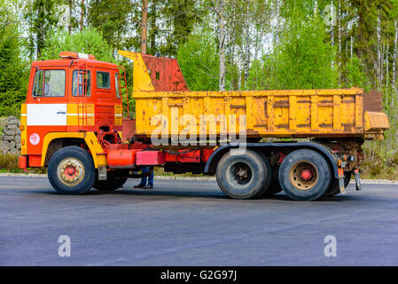 Emmaboda, Schweden - 14. Mai 2016: Wald und Traktor (Skog Och Traktor) fair. Vintage classic LKW auf der Parade. Hier eine Orange 19 Stockfoto