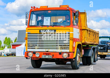 Emmaboda, Schweden - 14. Mai 2016: Wald und Traktor (Skog Och Traktor) fair. Vintage classic LKW auf der Parade. Hier eine Orange 19 Stockfoto