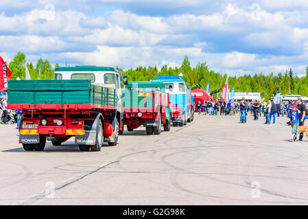 Emmaboda, Schweden - 14. Mai 2016: Wald und Traktor (Skog och Traktor). Vintage classic Trucks auf Parade mit Zuschauern lo Stockfoto