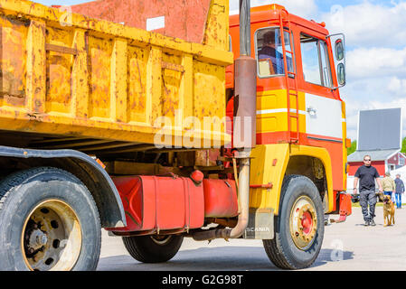 Emmaboda, Schweden - 14. Mai 2016: Wald und Traktor (Skog Och Traktor) fair. Vintage classic LKW auf der Parade. Hier eine Orange 19 Stockfoto