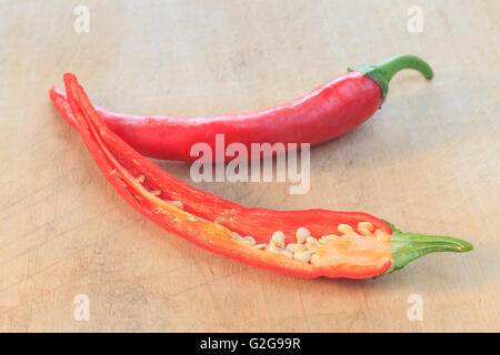 Eine ganze Chili und ein Schiebeschließe auf Holz Schneidebrett Stockfoto