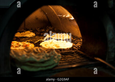 Alten Stil Midle East Steinofen mit Fladenbrot im Inneren Stockfoto