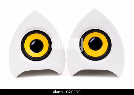 Lautsprecherpaar weiß mit schwarz und gelb isoliert auf weißem Hintergrund Stockfoto