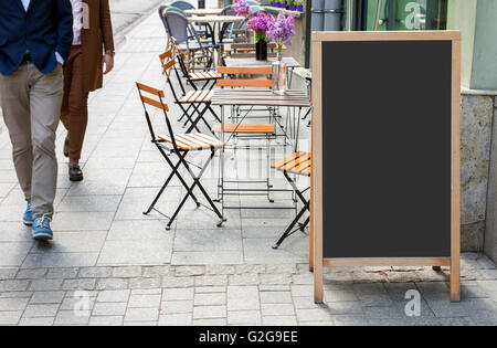 Leeres Menü Tafel auf der Straße Stockfoto