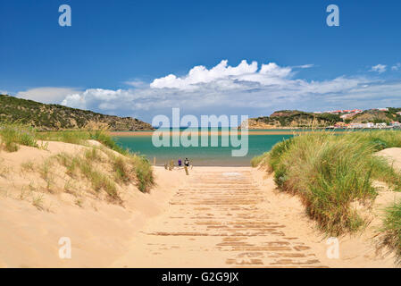 Portugal: Dünen und Blauwasser-Bucht in Sao Martinho do Porto Stockfoto