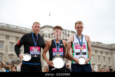 (Links nach rechts) Der Brite Andy Vernon, Andrew Butchart und Ben Connor feiert mit dort Trophäen nach 2016 Vitalität London 10.000 Männer 10k Rennen. Stockfoto