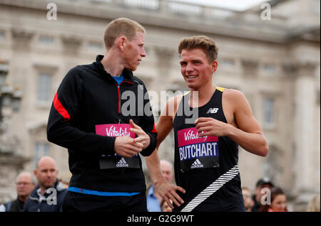 Der Brite Andy Vernon (links) und Andrew Butchart während der Medaille Präsentation nach 2016 Vitalität London 10.000 Männer 10k Rennen. Stockfoto