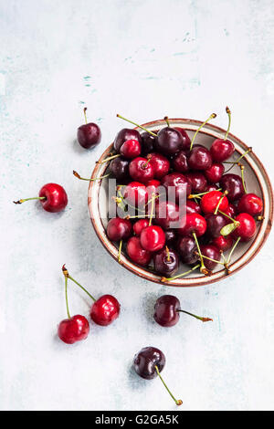 Kirsche Obst Heap in eine Schüssel geben, süße reife Kirschen Stockfoto