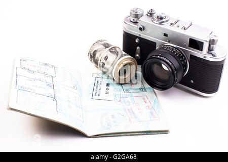Israelische offen Reisepass mit Visum mit einer alten Kamera und Dollar isoliert auf weißem Hintergrund Stockfoto