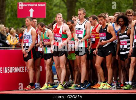 Der Brite Andy Vernon (links) und Andrew Butchart (rechts) vor dem Start des Rennens 10 k während des 2016 Vitalität London 10.000. Stockfoto