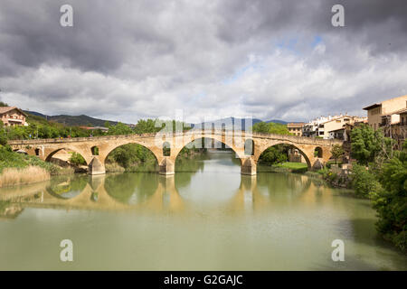 Puente la Reina (Brücke der Königin) Brücke über den Fluss Arga. Navarra, Spanien Stockfoto