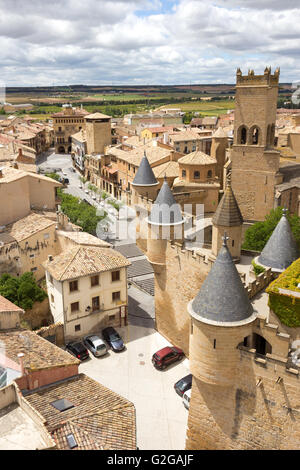 Blick über den mittelalterlichen Dorf von Olite in Navarra, Spanien Stockfoto