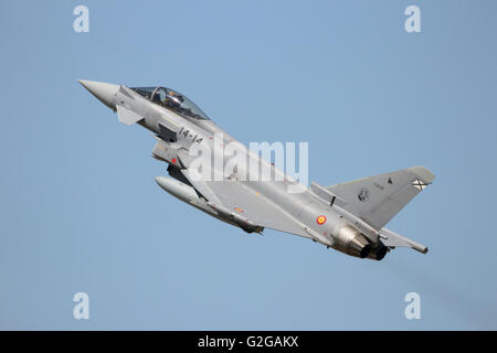 Spanische Luftwaffe Eurofighter Typhoon ausziehen aus Zaragoza Airbase. Stockfoto